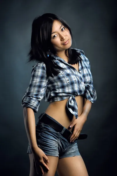 Ασιατική γυναίκα σε πουκάμισο — Φωτογραφία Αρχείου