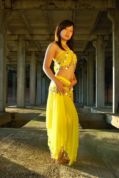 Hezká dívka tančí v indických šatech — Stock fotografie