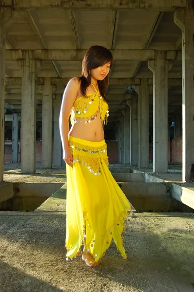 Hübsches Mädchen tanzt im indischen Kleid — Stockfoto
