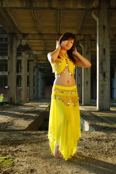 Χορεύοντας στην ινδική φόρεμα το όμορφο κορίτσι — Φωτογραφία Αρχείου