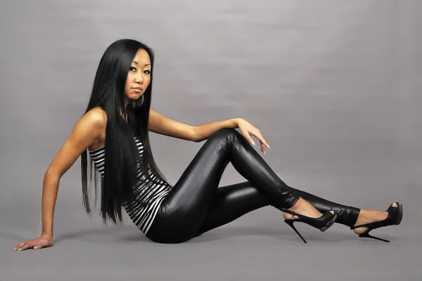 아름 다운 아시아 여자 회색 배경에 박탈된 조끼 — 스톡 사진