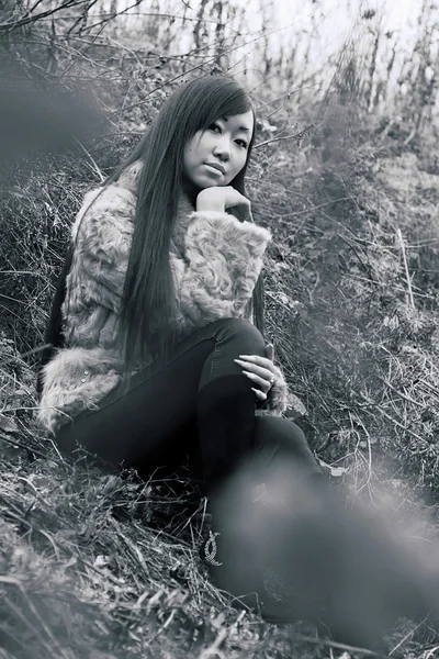 Donna seduta in campo — Foto Stock