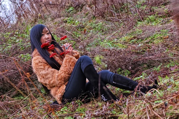 Sittande kvinna i fältet — Stockfoto