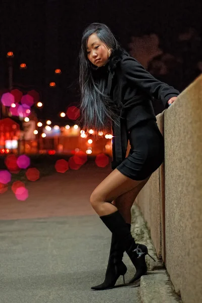 Mulher de pé à noite ao ar livre — Fotografia de Stock