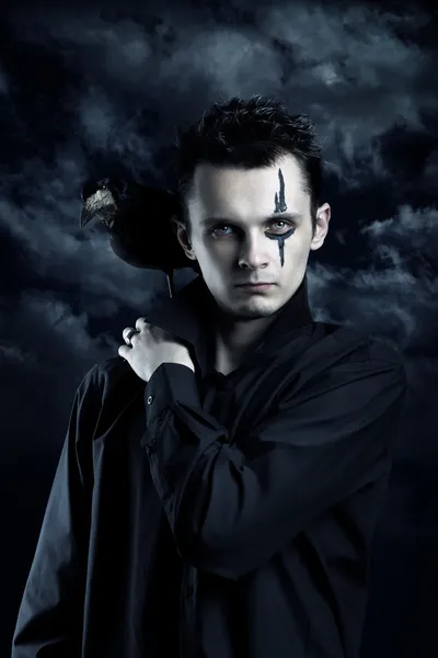 Spooky man with crow — Stock Photo, Image