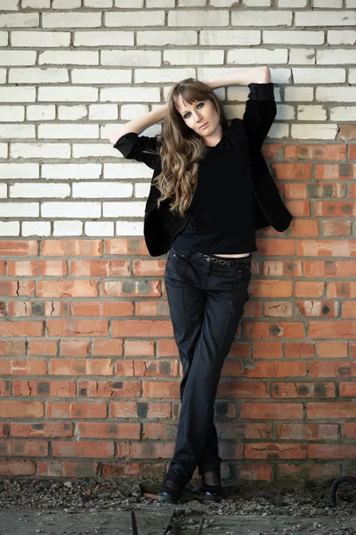 Girl recline on wall — Stock Photo, Image