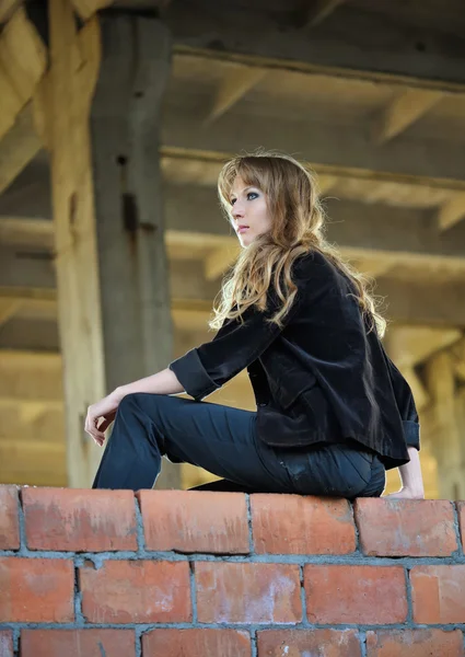 Dívka sedící na zdi — Stock fotografie