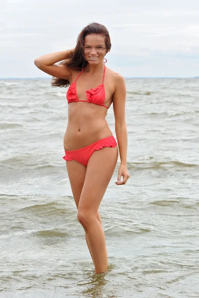 Frau im Bikini auf See — Stockfoto