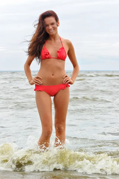 Femme en bikini en mer — Photo
