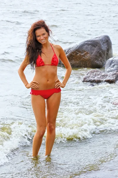 Frau im roten Bikini am Meer — Stockfoto