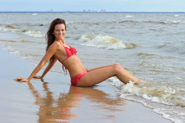 Frau im Bikini sitzend — Stockfoto