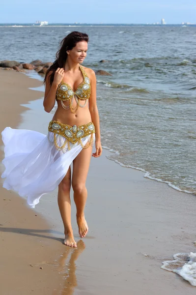 Bella ragazza che cammina sulla spiaggia — Foto Stock