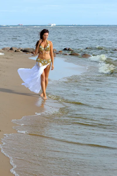 Mooi meisje, wandelen op het strand — Stockfoto