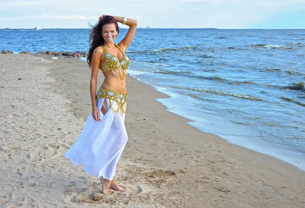 Schöne Frau im weißen exotischen Kleid am Meer — Stockfoto