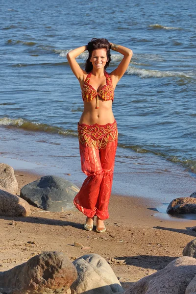 在印度的衣服跳舞的女人 — 图库照片