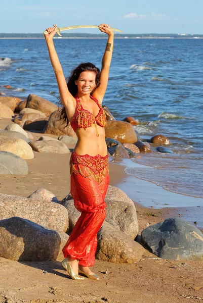Frau in rotem Indianerkleid tanzt mit Säbel — Stockfoto