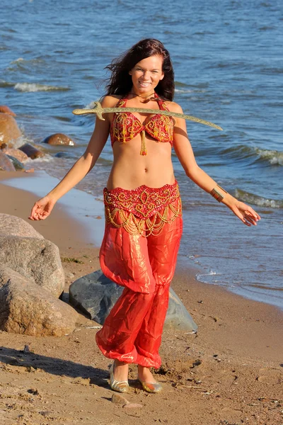 Mujer en vestido indio con sable — Foto de Stock