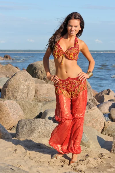 Frau tanzt im indischen Kleid — Stockfoto