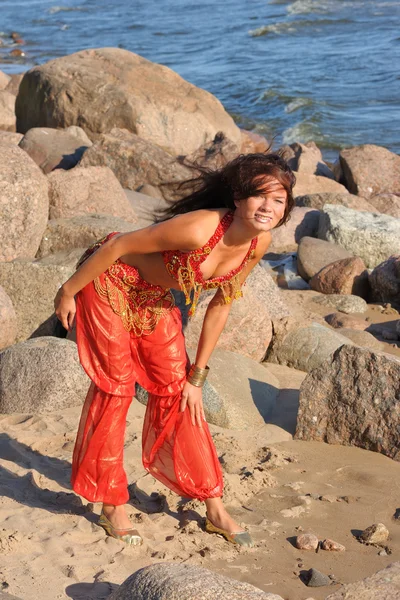 Frau posiert im indischen Kleid — Stockfoto