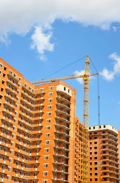 Elevando guindaste sobre edifício — Fotografia de Stock