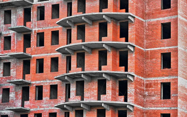 Edifício inacabado de tijolos — Fotografia de Stock