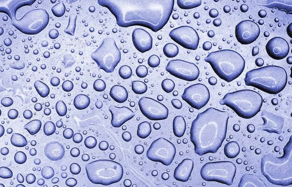 Gouttes de pluie bleue sur une surface métallique texturée — Photo