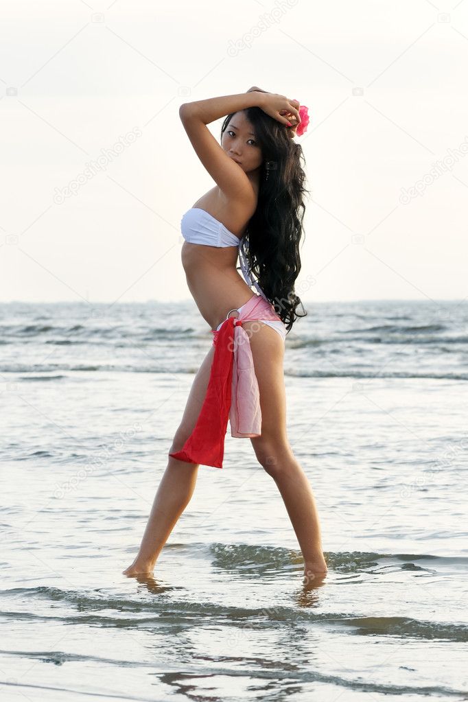 Asiatische Frau Im Weißen Bikini Stockfotografie Lizenzfreie Fotos © Igorkovalcuk 10471243
