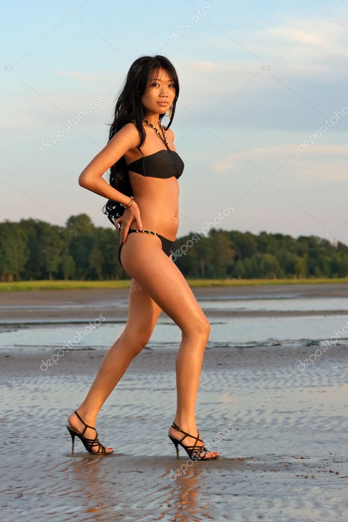 Sexy Aziatische Meisje In Bikini Stockfoto Rechtenvrije Foto Door