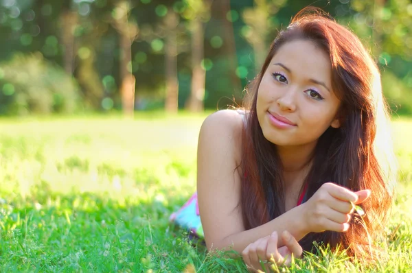 Asiatische Frau in einem Feld — Stockfoto