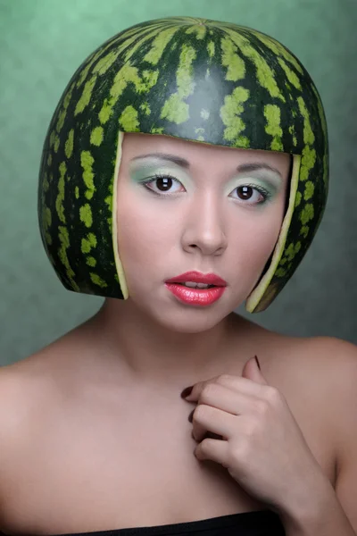 Kobieta z arbuzem — Zdjęcie stockowe