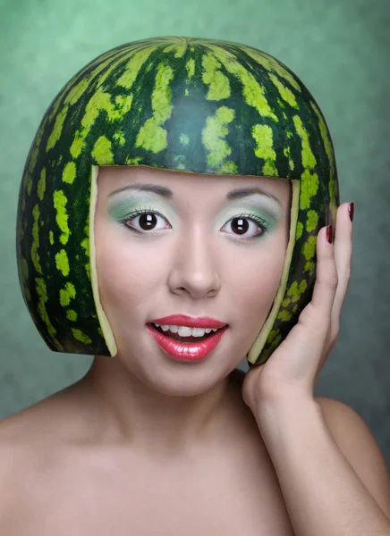 Vrouw met water-meloen — Stockfoto
