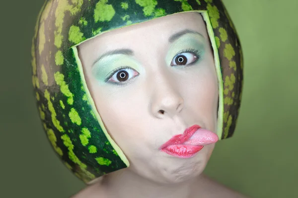 Mulher engraçada com melancia como capacete — Fotografia de Stock