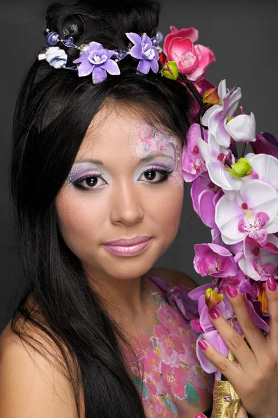 Primer plano retrato de chica asiática con flores —  Fotos de Stock