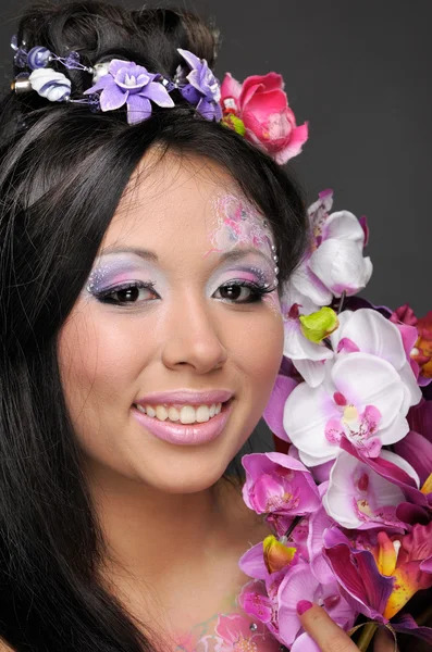 Portret van Aziatische schoonheid meisje met bloemen — Stockfoto