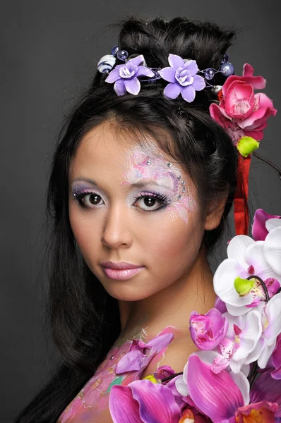 花を持つアジアの美しさの少女の肖像画 — ストック写真