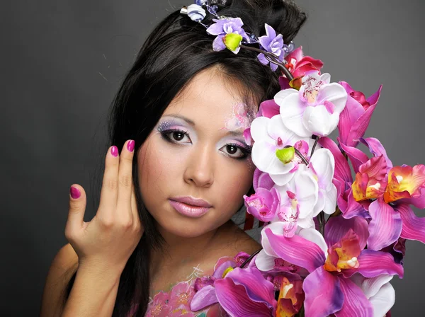 Porträtt av asiatisk tjej med blommor — Stockfoto