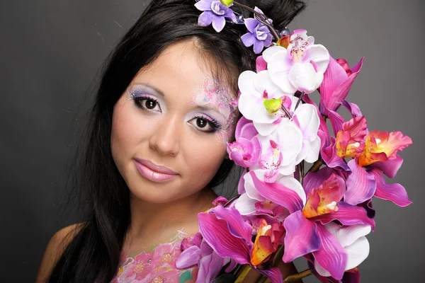 아시아 여 자가 꽃의 클로즈업 초상화 — 스톡 사진