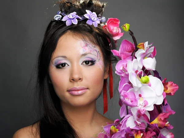 Portret azjatycki dziewczyna z kwiatami — Zdjęcie stockowe