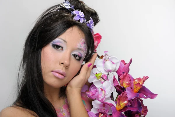 Close-up portret van Aziatisch meisje met bloemen — Stockfoto