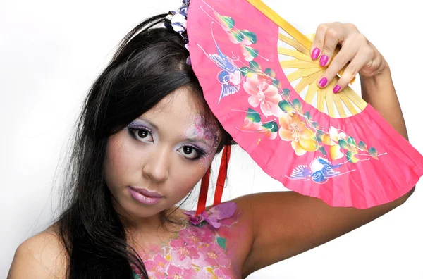 Retrato de menina beleza asiática com ventilador — Fotografia de Stock