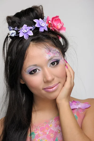 Крупный план портрета азиатской девушки с макияжем — стоковое фото