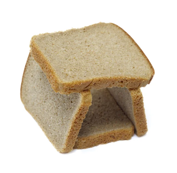 Toren van segmenten donker brood — Stockfoto