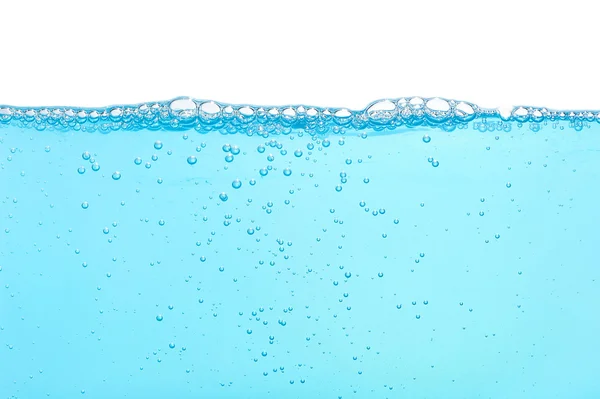 Acqua con molte bolle isolate su bianco — Foto Stock