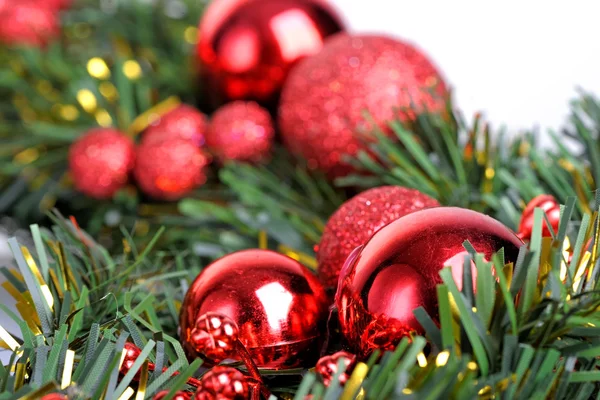 Palla di Natale su abete — Foto Stock