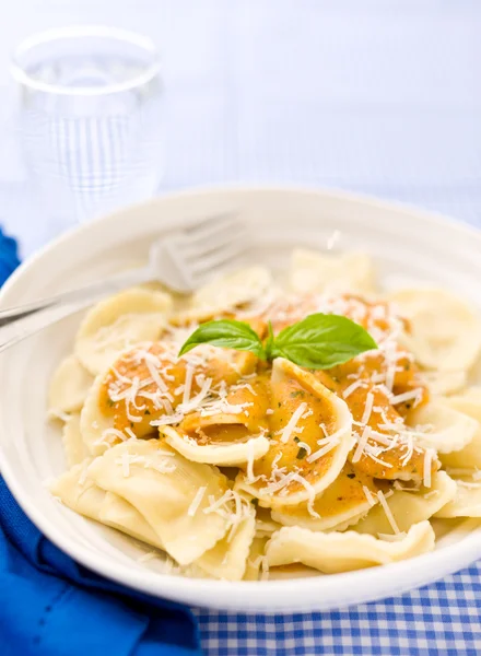 Agnolotti pasta med tomat rosa sås — Stockfoto