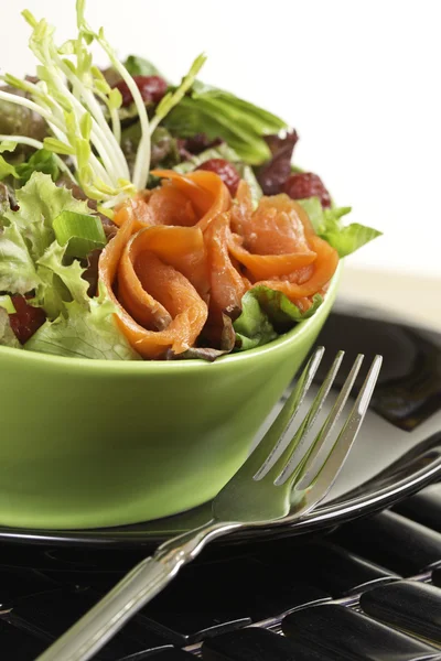 Abendessen mit Räucherlachs-Salat — Stockfoto