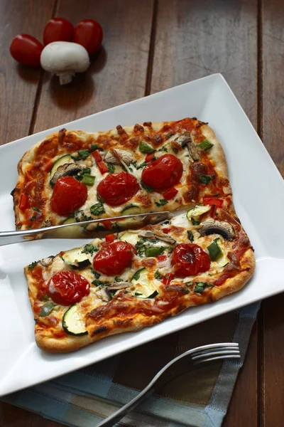 Geschnittene vegetarische Pizza — Stockfoto