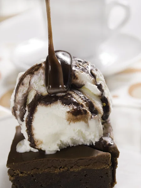 Brownie en chocolade siroop — Stockfoto