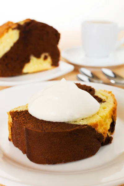 Vanille und Schokolade Marmorkuchen — Stockfoto