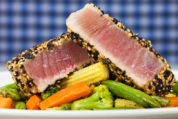 Sárga étkezés tonhal — Stock Fotó